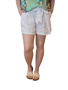 FLOTT LINSHORTS MED LOMMER I SIDENE OG AVTAGBART KNYTEBELTE. HVIT