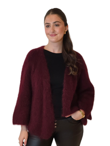 HØSTNYTT!! LEKKER ÅPEN JAKKE I 80% KID MOHAIR. DENNE VAR EN STORSELGER I VÅR OG HAR NÅ KOMMET I HØSTENS FARGER. BORDEUX