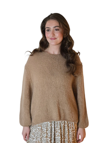 HØSTNYTT!! ENDELIG TILBAKE I HØSTENS FARGER. MYK GENSER MED RUND HALS OG SPLITT I SIDENENE. 30% MOHAIR OG 10% LANA. CAMEL