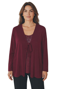 BLINGTOPP MED PÅSYDD JAKKE OG SNØRING I FRONT. VIN