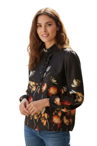 LEKKER SATENG TOPP I 100% RAYON MED FLOTT PRINT. RYSJER PÅ HALSEN OG PÅ ENE SIDEN AV KNAPPESTOLPEN. SMAL STRIKK PÅ ERMENE. BRUN