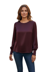 LEKKER SATENG TOPP I 100% RAYON MED BLANK OVERFLATE. BREDE MANSJETTER I SMOCK SOM GIR ERMENE EN LETT PUFF-EFFEKT. KNEPPES MED EN KNAPP I NAKKEN. BURGUNDER