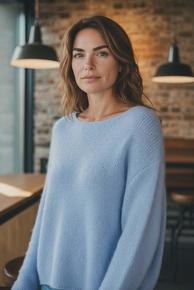 POPULÆR GENSER MED RUND HALS I 30% MOHAIR OG 10% LANA.  LYSBLÅ