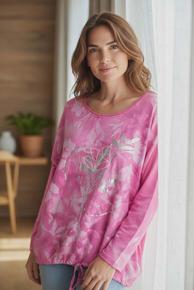 POPULÆR TOPP I BOMULL/VISCOSE MED SNØRING NEDE OG FLOTT PRINT I FRONT. CERISE