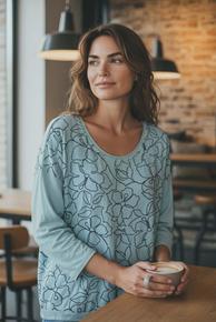 POPULÆR TOPP I BOMULL/VISCOSE/LIN MED SNØRING NEDE OG BRODERTE DETALJER. MINTGRØNN