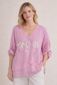 TOPP I 100% BOMULL MED VHALS OG FINE DETALJER. ROSA