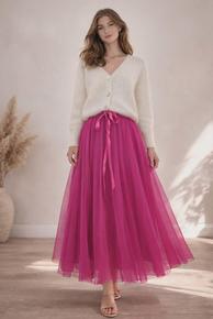 LEKKERT FÒRET TYLLSKJØRT I VÅRENS FARGER. STRIKK OG SILKESLØYFE I LIVET. CERISE