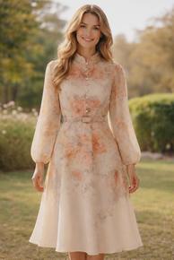 LEKKER KJOLE MED AVTAGBART BELTE OG GLIDELÅS I RYGGEN. KNAPPENE I FRONT ER TRUKKET MED STOFF. ERMENE HAR LITT PUFF OG STRIKK NEDERST. SOM AVBILDET