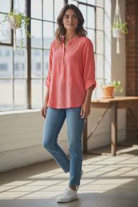 VÅR BESTSELGER SKJORTETOPP I BOMULL MED KNAPPESTOLPE HAR NÅ KOMMET I ENSFARGET MED SÅ FINE BRODERI DETALJER. KORAL