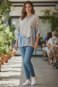 POPULÆR VISCOSETOPP UTEN HETTE OG MED SNØRING NEDE I FLOTT PRINT. BEIGE