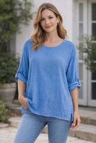 POPULÆR TOPP I 100% BOMULL MED RUND HALS OG SPLITT I SIDENE.  BLÅ