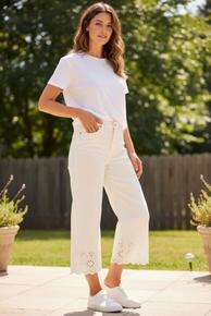 BUKSE MED GLIDELÅS FORAN OG KULE DETALJER NEDERST PÅ BEINA. GOD STRETCH OG PASSFORM. BEIGE