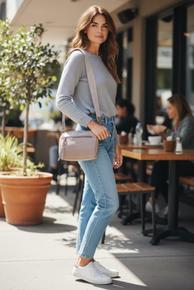 FLOTT VESKE I VEGANSK SKINN MED ENSFARGET OG MØNSTRETE SKULDERREIM SOM MÅLER 130 CM I FULL LENGDE. VESKEN HAR 2 ROM MED GLIDELÅS OG UTENPÅ ROM FORAN OG BAK. BEIGE