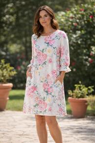 VÅR BESTSELGER KJOLE I LIN HAR NÅ KOMMET UTEN SØM PÅ TVERS I RYGGEN. DEN HAR FREMDELES DET GODE STRETCH STOFFET I SIDENE OG LOMMER. ROSA