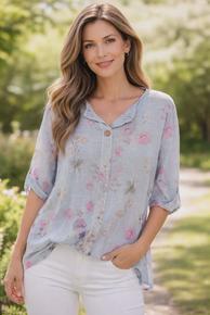 LETT BOMULLSTOPP MED PYNTEKNAPP I HALSEN.  LYSBLÅ