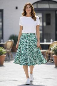 POPULÆRT SKJØRT FRA JOY`S MED STRIKK I LIVET OG GOD PASSFORM. VENTES TIL LAGER UKE 15. GRØNN