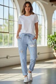 COMFY BUKSE MED STRIKK OG SNØRING I LIVET. KULE DETALJER NEDOVER BEINA. LOMMER OG GOD PASSFORM. LYSBLÅ