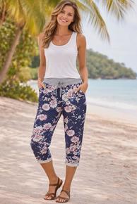 POPULÆR CAPRI I BOMULL/ ELASTAN MED STRIKK OG SNØRING I LIVET. LOMMER. SOM AVBILDET