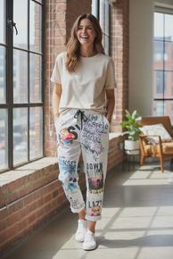 KUL MIKKE BUKSE MED STRIKK OG SNØRING I LIVET. LOMMER. HVIT