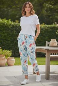 COMFY BUKSE MED STRIKK OG SNØRING I LIVET. LOMMER OG GOD PASSFORM. TURKIS