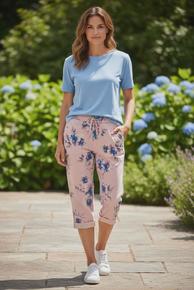 COMFY CAPRI MED STRIKK OG SNØRING I LIVET. LOMMER OG GOD PASSFORM. ROSA