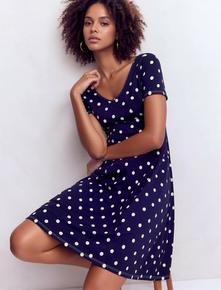 NY SOMMERKJOLE FRA JOY`S MED VHALS I TIDLØST PRIKKET PRINT. SUPER STRETCH OG PASSFORM. VENTES TIL LAGER I UKE 19. MARINE