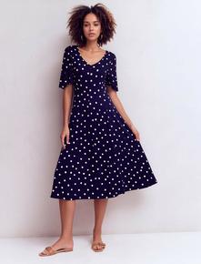 NY SOMMERKJOLE FRA JOY`S MED VHALS I TIDLØST PRIKKET PRINT. SUPER STRETCH OG PASSFORM. VENTES TIL LAGER I UKE 19. MARINE