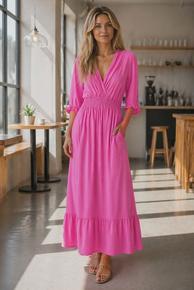 FLOTT VISCOSEKJOLE MED SMOCK MIDJE OG DELIKAT V-UTRINGNING. LOMMER. CERISE