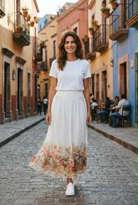 LEKKERT FÔRET SKJØRT I SILKE/ VISCOSE MED FLOTT PRINT. OFFWHITE