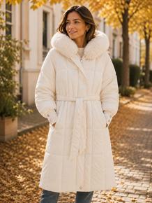 HØSTNYTT!! FLOTT KÅPE MED AVTAGBAR PELS PÅ HETTA OG FINE MANSJETTER PÅ ERMENE. GLIDELÅS OG KNEPPING I FRONT. KNYTEBELTE. NB! MESSETILBUD KUN KR 665. OFFWHITE